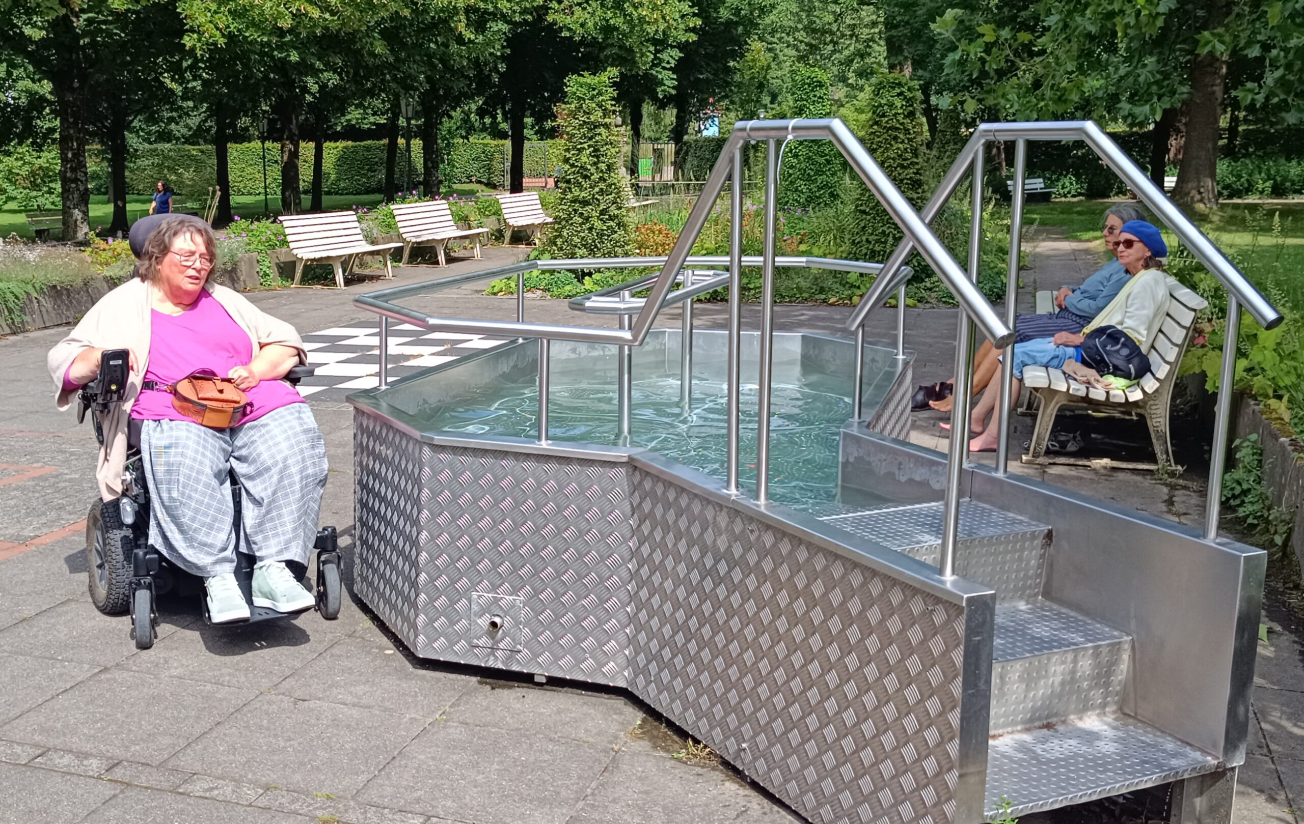 Marianne Sieweke neben dem Kneip-Becken im Bad Meinberger Kurpark